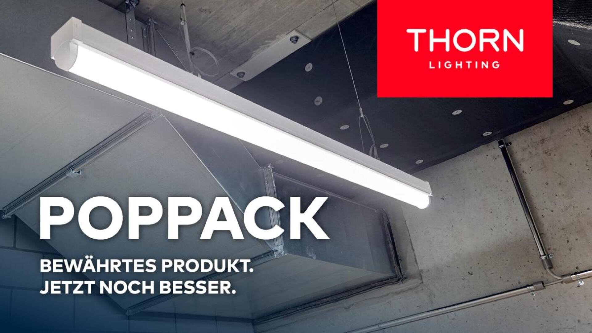 An der Decke eines Industriegebäudes hängt eine helle, moderne LED-Leuchte. Der Text lautet: POPPACK. Bewährtes Produkt. Jetzt noch besser. Oben rechts ist das Logo von Thorn Lighting zu sehen.