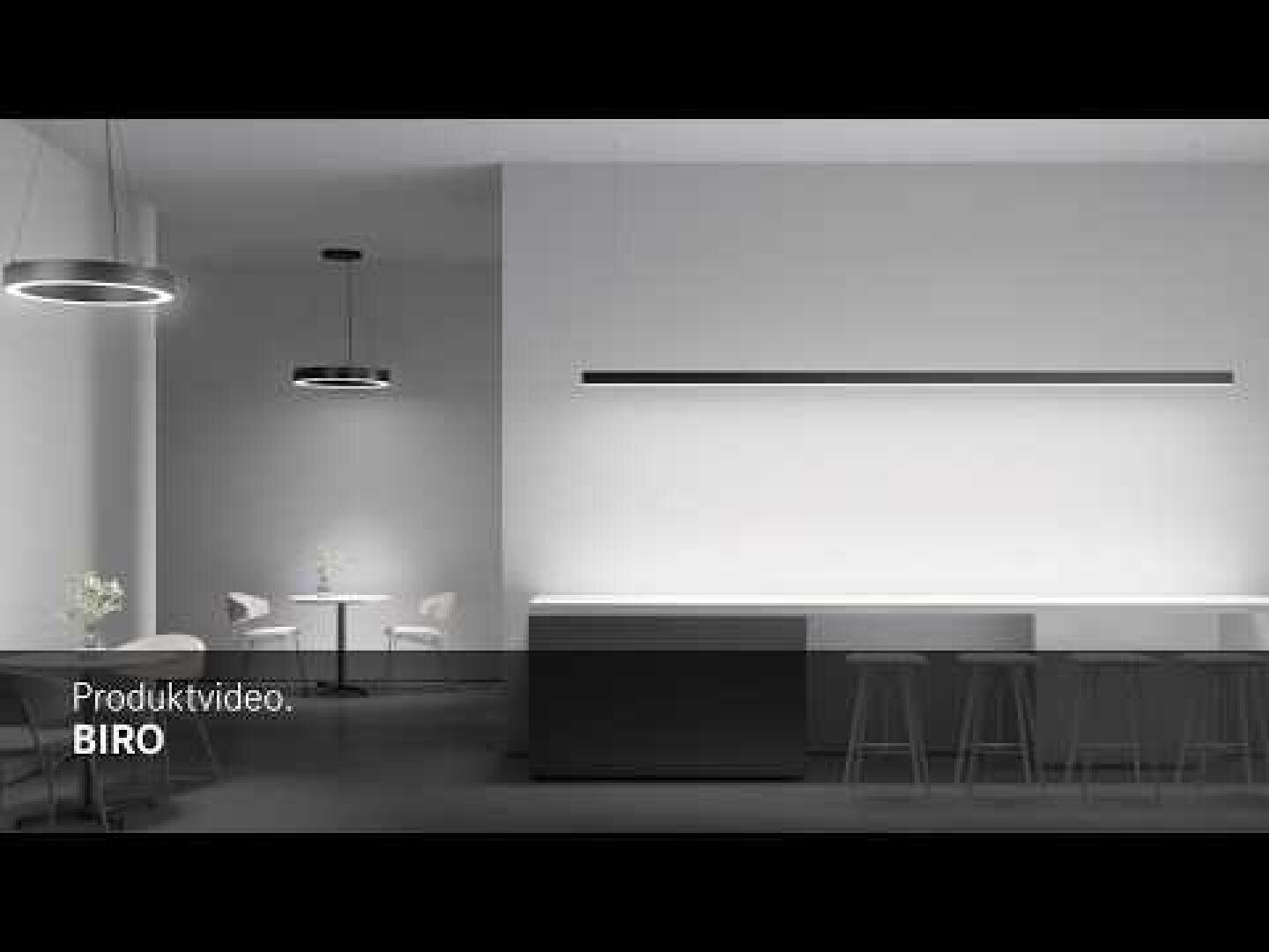Minimalistisches, modernes Interieur mit einer langen Theke und Barhockern, runden Pendelleuchten und einem kleinen Tisch mit Stühlen im Hintergrund. Weißes und schwarzes Farbschema. Der Text in der Ecke lautet Produktvideo: BIRO.