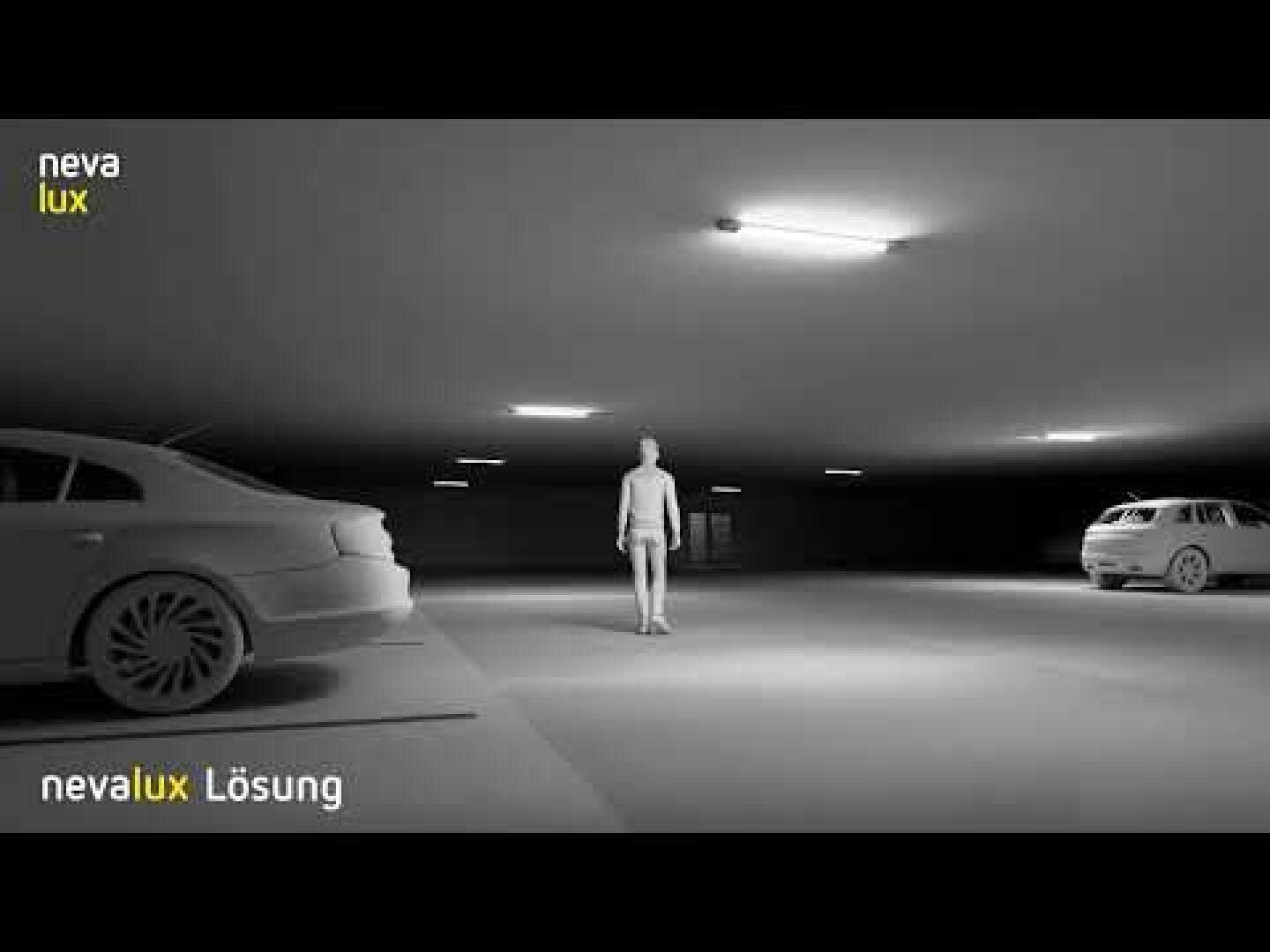 Un parking faiblement éclairé avec deux voitures garées et une seule personne debout sous les lumières du plafond. Les mots nevalux et nevalux Lösung apparaissent à gauche et en bas de l'image.