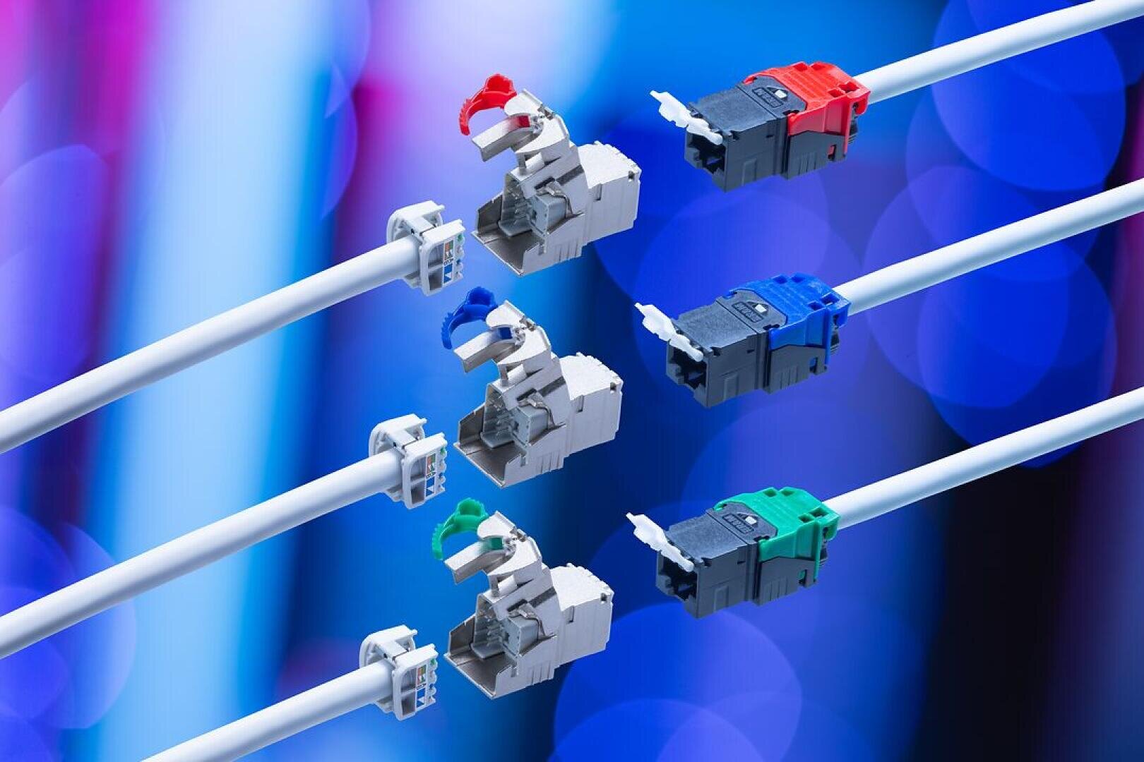 Cinq câbles réseau avec des connecteurs de différentes couleurs - rouge, bleu, vert, gris et noir - sont branchés dans des prises réseau devant un fond bleu avec des effets lumineux circulaires.