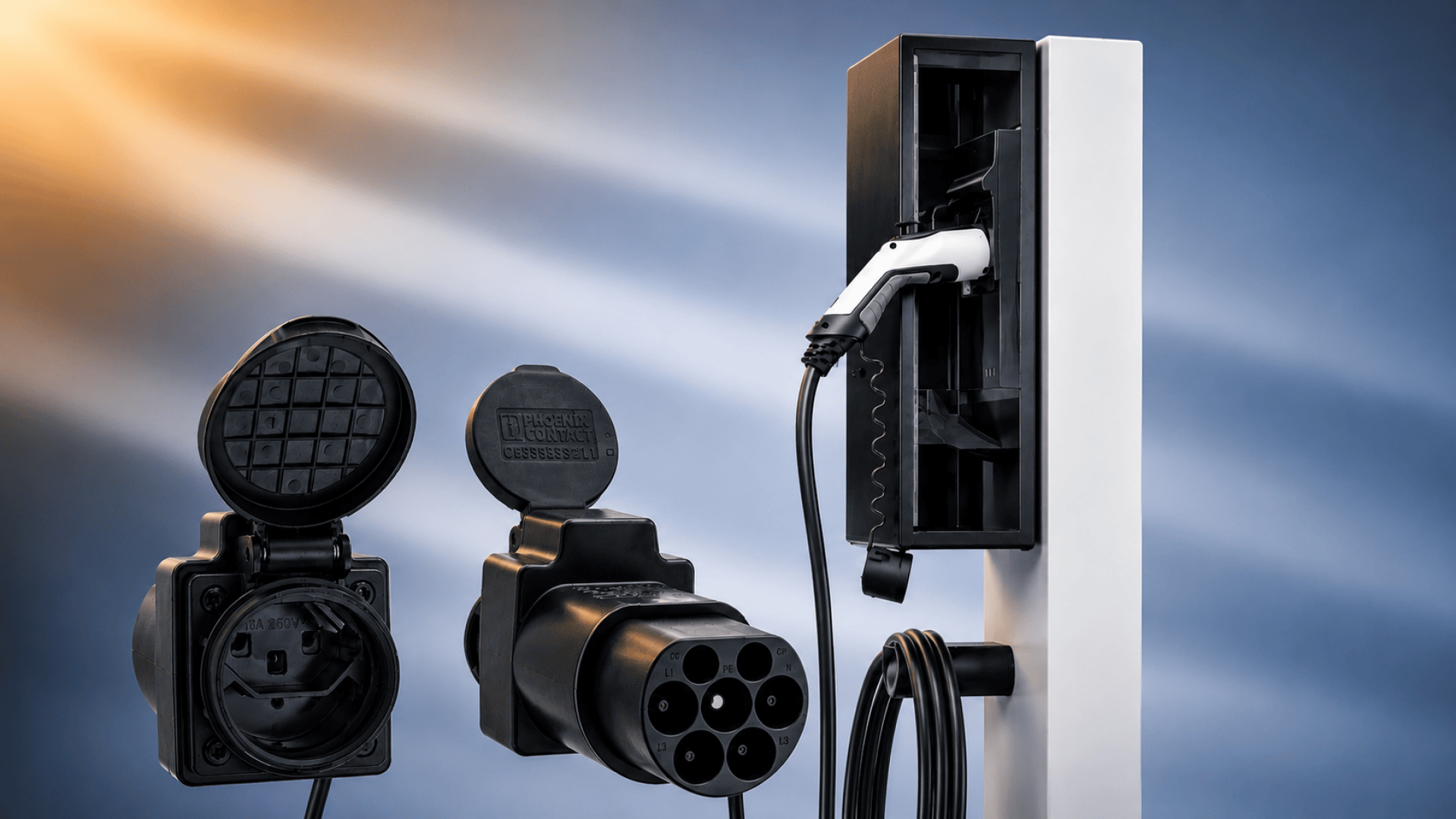 Drei Arten von Ladesteckdosen für Elektrofahrzeuge und ein Ladestecker werden vor einem Hintergrund mit Farbverlauf gezeigt, der verschiedene Steckerdesigns und eine Ladestation hervorhebt.