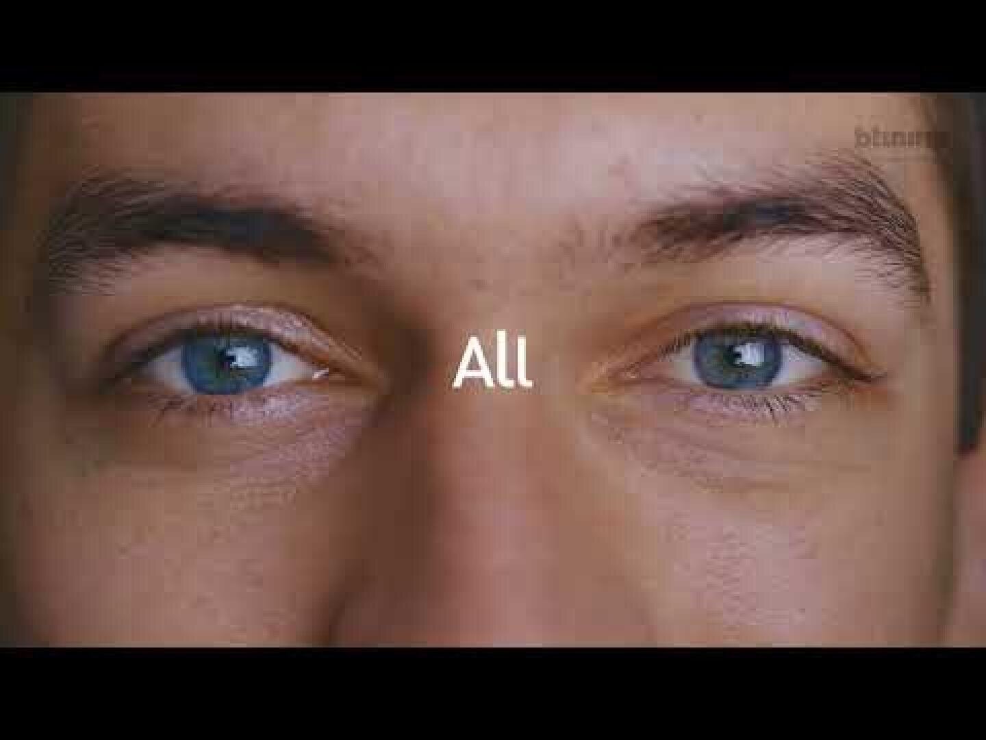 Nahaufnahme des Gesichts einer Person, mit den blaugrünen Augen im Fokus und dem Wort "All" in weißer Schrift in der Mitte.