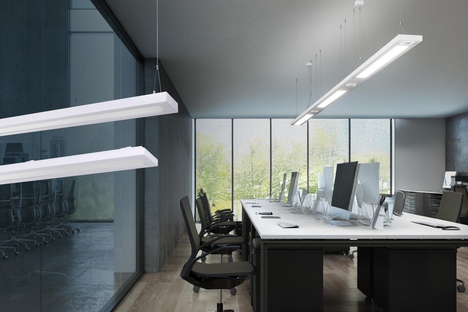 Modernes Büro mit großen Fenstern, leeren schwarzen Stühlen um weiße Schreibtische mit Computern und hängenden LED-Leuchten; Konferenzraum durch Glaswand sichtbar, mit grünen Bäumen draußen.